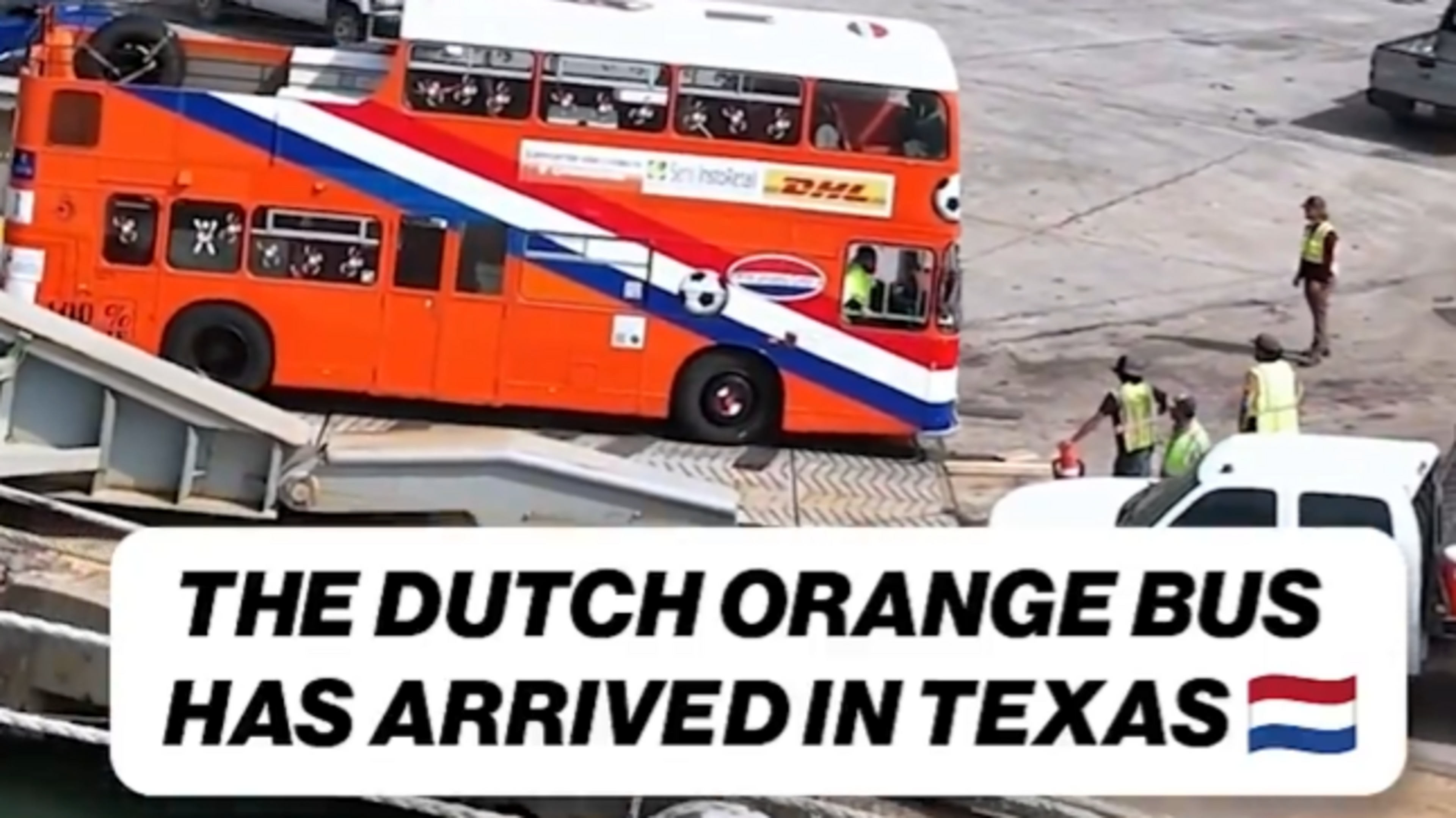Iconische Oranje-bus na wekenlange reis gearriveerd in de Verenigde Staten voor WK 2026